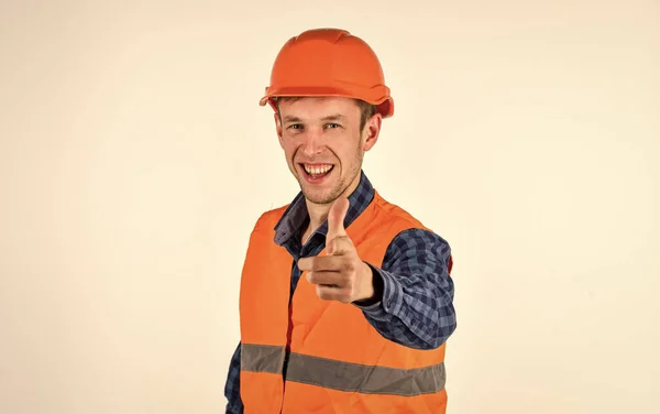 Man draagt beschermende harde hoed reparatie werken, eenvoudige renovatie concept — Stockfoto