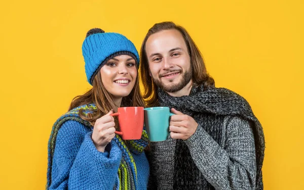 Boldog pár férfi és nő tart teáscsésze sárga háttér, reggel — Stock Fotó