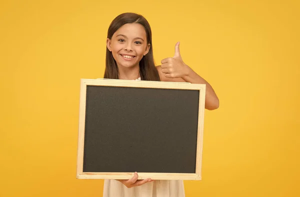 いい選択だ。情報のための黒板。空の黒板だ。知っておくべき事がある。幸せな笑顔の女の子は黒板を保持します。黒板のない小さな子供。広告宣伝コピースペース — ストック写真