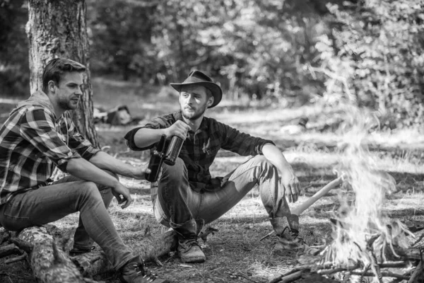 Sólo un campamento. pasar tiempo libre juntos. camping familiar. aventura de senderismo. picnic en el campamento turístico. hermanos hombres felices. amigos relajándose en el parque juntos. Bebe cerveza en el picnic. fogata vida historia — Foto de Stock