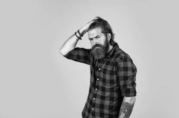 Style mode décontracté. moderne look hipster barbu. concept de coiffeur. brutal bel homme avec une moustache. coiffeur mature sur fond de studio. masculinité et charisme — Photo