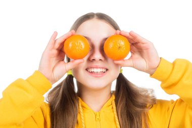 Mutlu çocuk limonlu limon meyvesini beyaz ve sağlıklı yiyerek vitaminlerle izole ediyor.