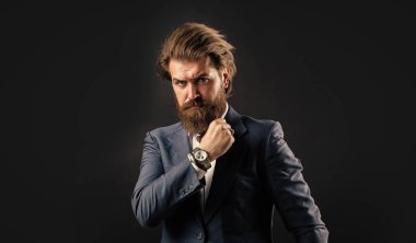 - Saat kaç? Erkek güzellik ve moda. Mükemmel sakallı ve bıyıklı acımasız bir iş adamı. Yelek giyen gerçek patron. Olgun sakallı adam. Güven ve karizma. Yakışıklı adam ofis kıyafeti giyiyor.