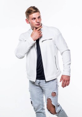 Beyaz giysili yakışıklı genç adam, moda..