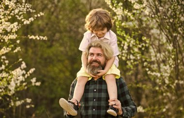 Birlikte bahçeyi keşfediyoruz. Mutluluk kavramı. Basit mutluluk. Mutlu bir aile. Bahar yürüyüşü. Babalık mutluluğu. Babalar Günü. Doğada yaşayan küçük bir çocuk ve baba. Hippi ve küçük oğlu.