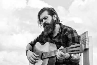 Popüler ol. Müzisyen müzisyen. müzik teli enstrümanı. Olgun karizmatik erkek gitarist. Sakallı ve bıyıklı adam gitar çalıyor. Kareli gömlekli sakallı adam şarkı söylüyor.