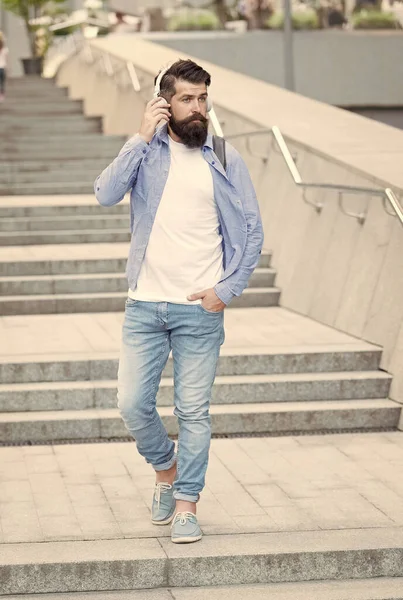 La vida moderna. Distanciamiento social. Cambio de concepto de paisaje. Guapo hipster con mochila calle peatonal. Hombre viajero mochila. Caminando por calles vacías. Renacimiento después del bloqueo del coronavirus — Foto de Stock