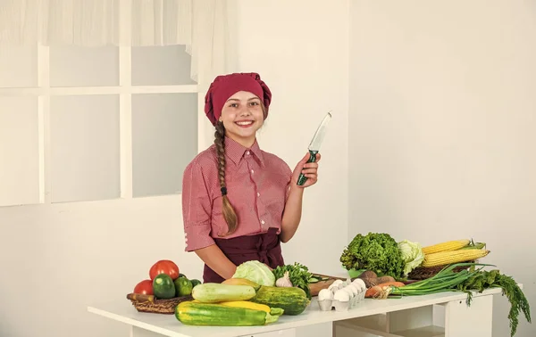 Она хороша в этом. диета и здоровье. ребенок веселится с овощами на кухне. Дети и овощи. Здоровое питание и образ жизни. Зеленая вегетарианская еда. девушка с различными витаминами — стоковое фото