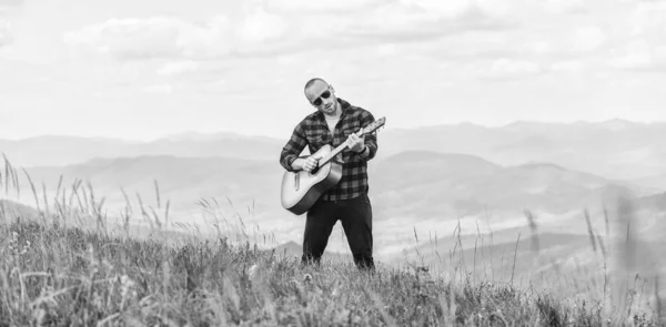 A tua música. feliz e livre. Homem cowboy com guitarrista acústico. música country. homem sexy com guitarra em camisa quadriculada. moda hipster. camping ocidental e caminhadas — Fotografia de Stock