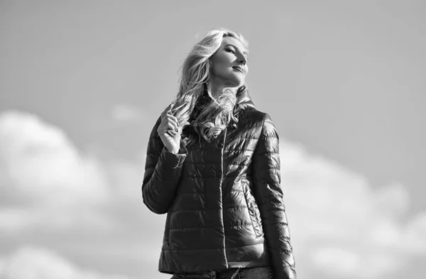 Concetto di stile di vita. ragazza alla moda in cascata cappotto casual. autunno e primavera. Giovane e bella donna sopra sfondo cielo. sopra le nuvole. guardando lontano, senso di libertà. futuro e successo — Foto Stock