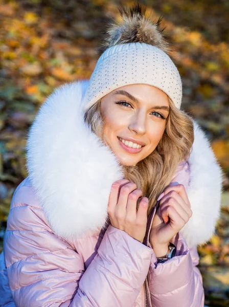 Mooie jonge vrouw met herfst look glimlach in gebreide hoed en warme outdoor jas in de herfst, schoonheid — Stockfoto