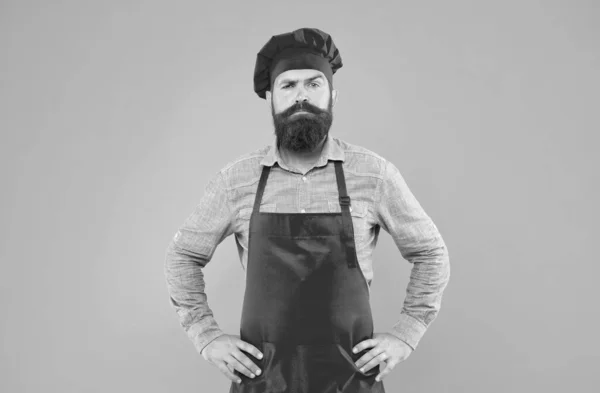 Vállalati catering szolgáltatás szakállas férfi séf kötény, kulináris koncepció — Stock Fotó