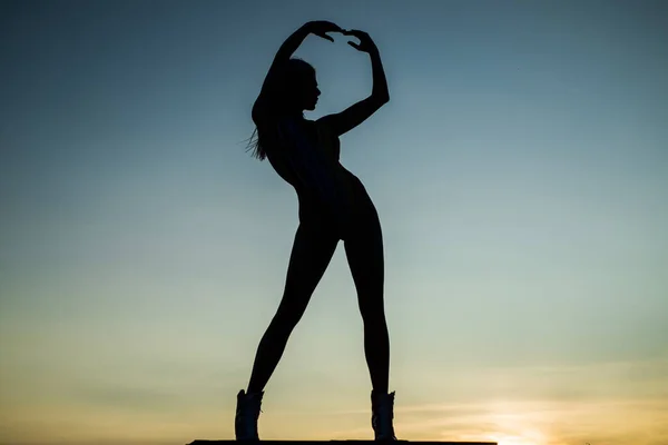 Silhueta figura escura de mulher dançante ao ar livre, inspiração — Fotografia de Stock