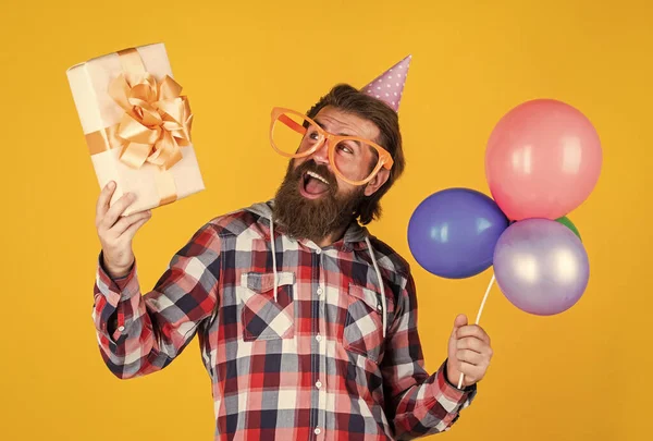 Jestem zaskoczony. rocznica. niespodzianka dla niego. Menedżer imprezy z prezentem. Dojrzały facet w koszuli w kratkę z balonami. stylowy mężczyzna bawiący się w urodziny. brodaty człowiek świętować wakacje — Zdjęcie stockowe