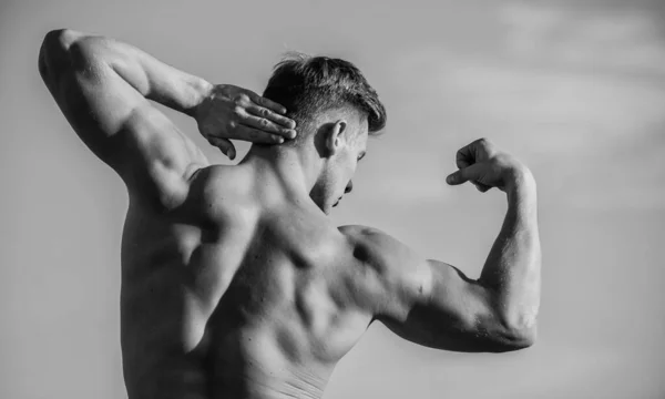 Grotere spieren groeien. Verhoog de totale spiermassa. Man gespierde borst naakte romp lucht achtergrond. Man gespierde atleet bodybuilder tonen spieren. Bodybuilder vorm. Sexy lichaam. Triomf en verlies — Stockfoto