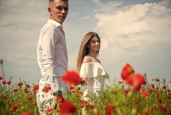 Пара в любви к мужчине и женщине в летнее маковое поле цветок, любовь — стоковое фото