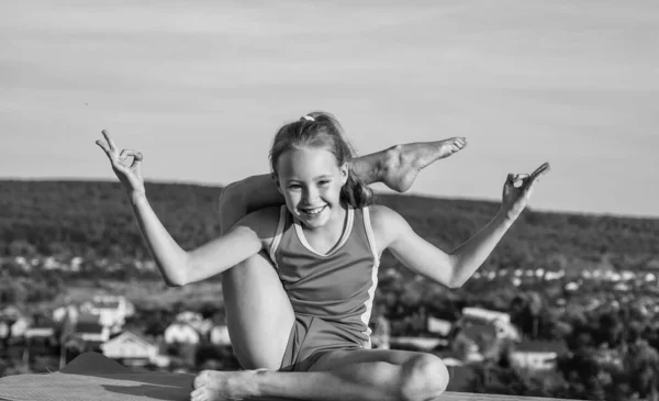 Torna és jóga meditáció. boldog tini lány az égi háttérben. A gyereknek rugalmas teste van. gyermek sportruha tréning. nyújtás és bemelegítés. Gyerekkori boldogság. egészség és alkalmasság — Stock Fotó
