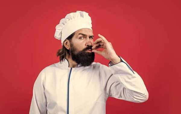 Zelfverzekerde chef-kok man met baard en snor in kok uniform tonen zucht van uitmuntendheid, perfecte smaak — Stockfoto