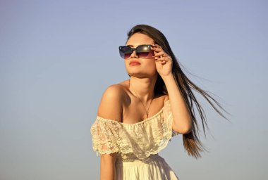 Kendine biraz zaman ayır. Uyum ve denge. Kadın psikolojisi. Güneşli mavi gökyüzünde güzel bir kadın. Kadın iktidarı. Yaz modası. İç gücünü bul. Güneş gözlüklü kız fotokopi uzayı. Özgürlük