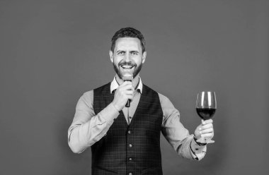 Kadeh kaldırıyorum. Tost ustası mikrofona bir kadeh şarap kaldırarak konuşur. Alkol ayini. İçki geleneği. Kutlama ya da onur. Konuşma yapmak