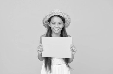 Etkili reklam. Parlak bir reklam. Katıl. Çocuk gezgin. Yaz satışları. Küçük mutlu kız poster fotokopi alanını tutuyor. Tatil zamanı. Kız hasır şapka. Reklam konsepti. Turizmin tanıtımı