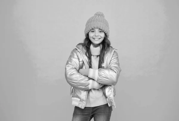 Outono moda de estação. Menina adolescente em jaqueta de prata. roupas quentes da moda. infância feliz. loja de acessórios para crianças. desfrutar do tempo em feriados de Natal. sorrindo criança elegante — Fotografia de Stock