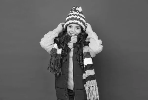 Menina adolescente feliz em cachecol de malha e chapéu usar roupas quentes na temporada de inverno, moda acolhedora — Fotografia de Stock