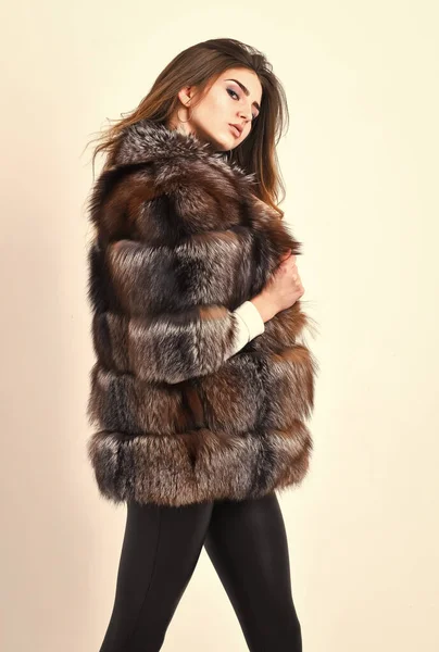 Frauen Make-up und Frisur posieren Nerz oder Zobel Pelzmantel. Weiblicher brauner Pelzmantel. Pelzgeschäft Modell genießen warm in weichen flauschigen Mantel mit Kragen. Pelzmodekonzept. Luxus-Winterkleidung der Elite — Stockfoto