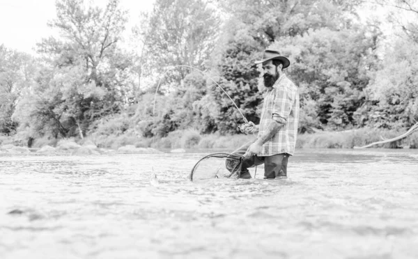 A pesca fornece essa conexão com todo o mundo vivo. Passatempo de pesca. Pescador barbudo a apanhar peixe de truta com rede. A pesca é surpreendente esporte ao ar livre recreativo acessível. Encontrar paz de espírito — Fotografia de Stock