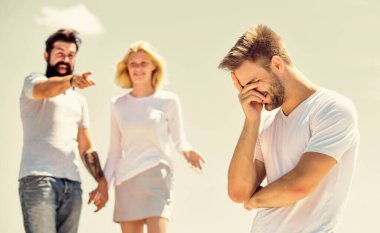 Kişiler arası ilişki. Mutluluk ya da talihsizlik. Birbirine aşık çiftler. Üçüncü adam. Aşk üçgeni. Sosyal bir sorun. İhanet ve boşanma. İlişki sorunları. Ayrılın. Aile psikolojisi