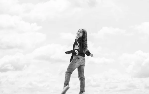 Mutlu genç kız güzel bahar havasının ve çocukluk mutluluğunun tadını çıkar. — Stok fotoğraf