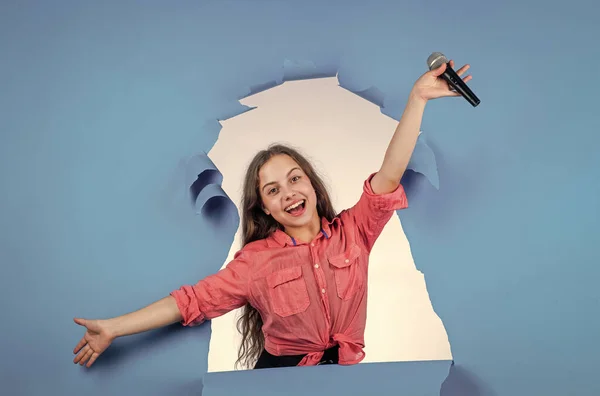 Chanteur heureux avec microphone. Une fille chantant. concept d'école vocale. club de karaoké. La musique est ma vie. Chante avec Mickey. gai gestionnaire d'événements. enfant amusez-vous sur partie — Photo