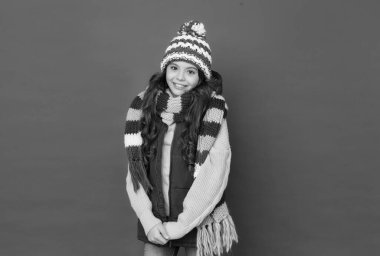 İyi eğlenceler. Sonbahar sezonu modası. Yumuşak yün elbiseli genç kız. Sıcak giysi trendleri. çocukluk mutluluğu. Çocuk örgü aksesuar giyiyor. Havanın ve yumuşaklığın tadını çıkar. Rahat süveter