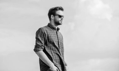 Ultraviyole koruma kavramı. Erkek gözlüklü model açık havada mavi gökyüzü arka planı. Yakışıklı adam güneş gözlüğü takıyor. Moda güneş gözlüklü hippi. Mükemmel görüş. Göz sağlığı. Moda güneş gözlüğü.