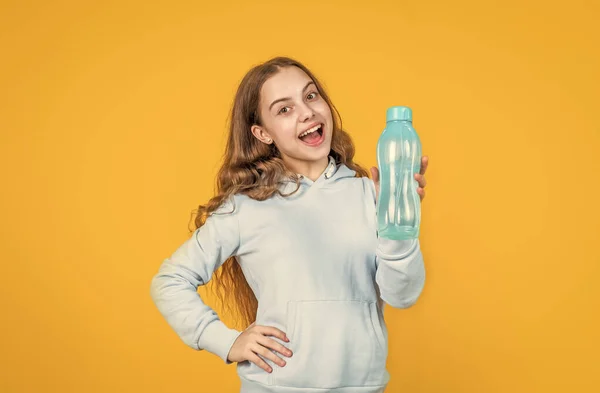 Χαρούμενο χαμογελαστό κορίτσι κρατήστε το μπουκάλι νερό για πόσιμο μετά την προπόνηση του αθλητισμού, διψασμένος — Φωτογραφία Αρχείου