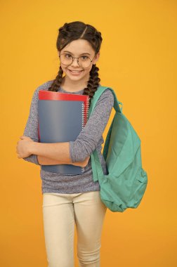 Okul satışına geri dönüyoruz. Mutlu kız okula geri döndü. Küçük çocuk çantaları ve kitapları tutuyor. 1 Eylül. Öğrenmeye devam et. Bilgi toplama günü. Eğitim ve öğrenim. Başla. Bugün iyi öğren.