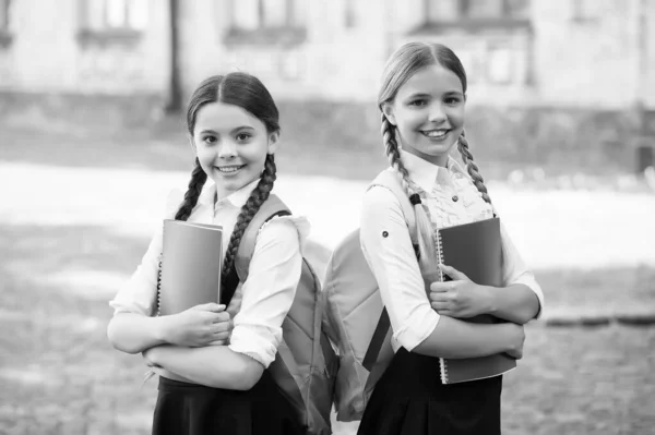 De les is voorbij. Kinderopvang en gelukkige jeugd. tienermeisjes die huiswerk maken. Kinderen die copybooks gebruiken om te studeren. Onderwijs en afstandsonderwijs voor kinderen. Thuisonderwijs tijdens quarantaine — Stockfoto