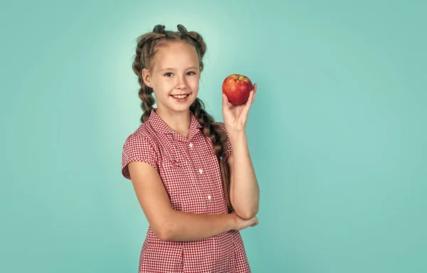 Φυσικό και υγιές. Χαρούμενη παιδική ηλικία. Το παιδί τρώει μήλο. παιδί με φρούτα. Η έφηβη κουβαλάει μήλα. Φθινοπωρινή συγκομιδή ανοιξιάτικα φρούτα. Γεμάτο βιταμίνες. μόνο βιολογικά τρόφιμα. Ζεστό καλοκαίρι — Φωτογραφία Αρχείου