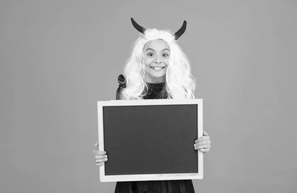 Halloween diabeł dziewczyna w imp rogi trzymać szkoły tablicy dla miejsca kopiowania, szczęśliwy halloween — Zdjęcie stockowe
