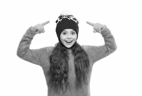 Luchar contra el frío. Mira mi sombrero de Navidad. chica feliz en suéter de punto. tejer para niños. tendencia de moda de invierno. niño pequeño diviértete aislado en blanco. preparación de vacaciones. mantener las manos en guantes — Foto de Stock