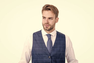 Şık görünmek için düzgün bir saç stili. Tıraşsız, şık saçlı, beyaz tenli bir adam. Kuaför salonu.