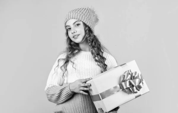 O Natal chegou. Feliz Ano Novo. Venda de compras de presente xmas. Feliz Natal para você. Descontos de férias de inverno. menina alegre tricotou chapéu e suéter. criança segurar presente caixa verde fundo — Fotografia de Stock