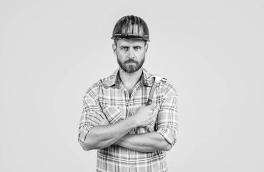 O hazır. Çekiçli bir mimar. Adam işçi üniforması giyiyor. Kasklı yakışıklı bir müteahhit. Olgun adam kareli gömlek giyer. Profesyonel inşaatçı ya da tamirci. İnşaat mühendisi