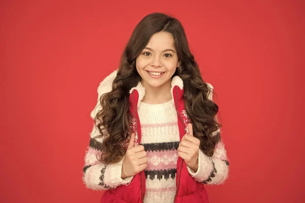 Chica adolescente feliz usar ropa de abrigo. moda de invierno niño. niño con el pelo rizado largo en aparrel de Navidad. estilo de actividad de temporada fría. felicidad infantil. ropa térmica —  Fotos de Stock