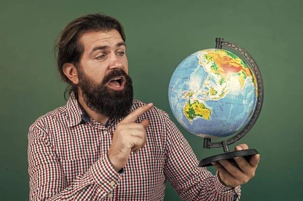 Lugar de destino. estudante do sexo masculino sentar em sala de aula enquanto lição. Passa no exame. aprender o assunto. de volta à escola. Feliz Dia dos Professores. homem com barba segurar geografia mapa globo. educação informal — Fotografia de Stock