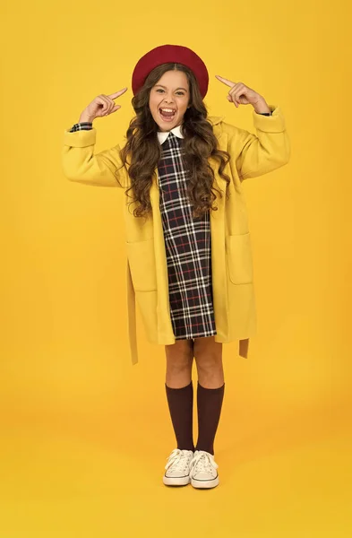 Me gusta. de vuelta a la escuela. chica retro llevar uniforme y boina parisina. moda de escuela infantil. niño alegre listo para la escuelaaño. educación. Día del conocimiento. Feliz infancia. vistiendo impermeable otoño —  Fotos de Stock