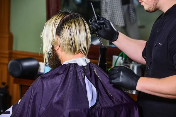 Corte de pelo y cuidado de la barba para el chico caucásico en la barbería, peinado — Foto de Stock