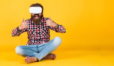 Her şey çok gerçek. Dijitalleştirme. Bir programlama projesi üzerinde çalışıyorum. VR kulaklık kullanan bir adam. Sakallı hippi modern teknoloji kullanır. Sanal gerçeklik gözlüklü bir adam. Dijital gelecek ve yenilik