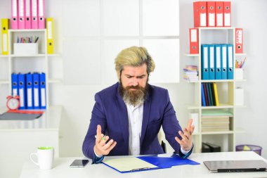 Uymayan bir şeyler var. Şirket yöneticisi belgelerle çalışıyor. Ceket giyen olgun patron ofis klasörünü tutuyor. İş istihbarat analisti. Girişim kaynak planlaması. erp danışmanı not alıyor