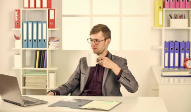 Online kurslar hocası kahve içer. Hukuk bürosunun lideri. Bilgisayarla çalışan kendinden emin bir avukat. Çevik iş. İş adamı not alıyor. Adam ofis kıyafeti giyiyor. Erkek emlakçı zor bir gün geçiriyor.